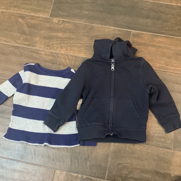 LOT 4pc Infant boys clothes size 24M/2T - 2 tops, 1 onesie, 1 hoodie jacket - Picture 2 of 2